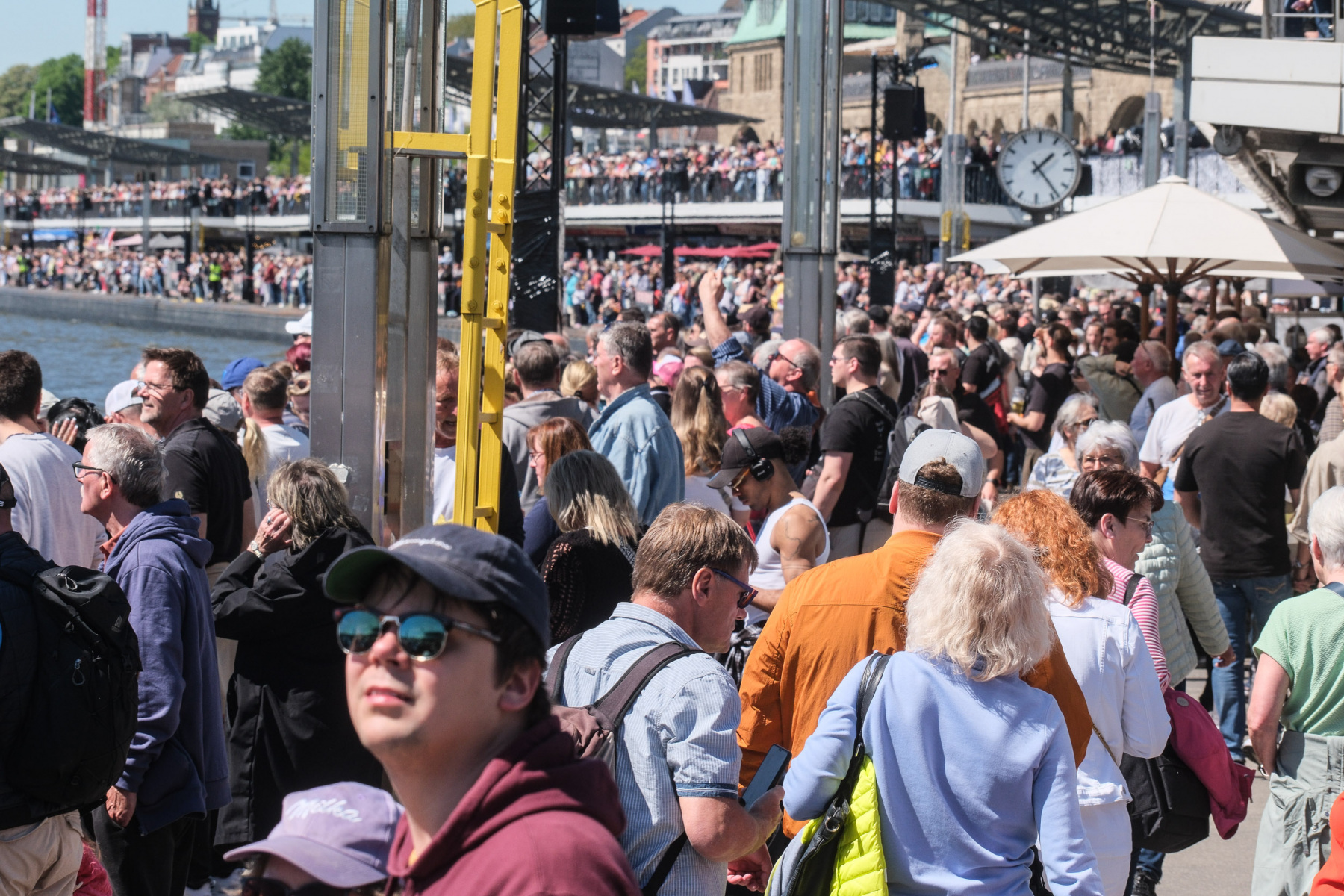 Viel Windjammer bei bestem Wetter - Hafengeburtstag 836