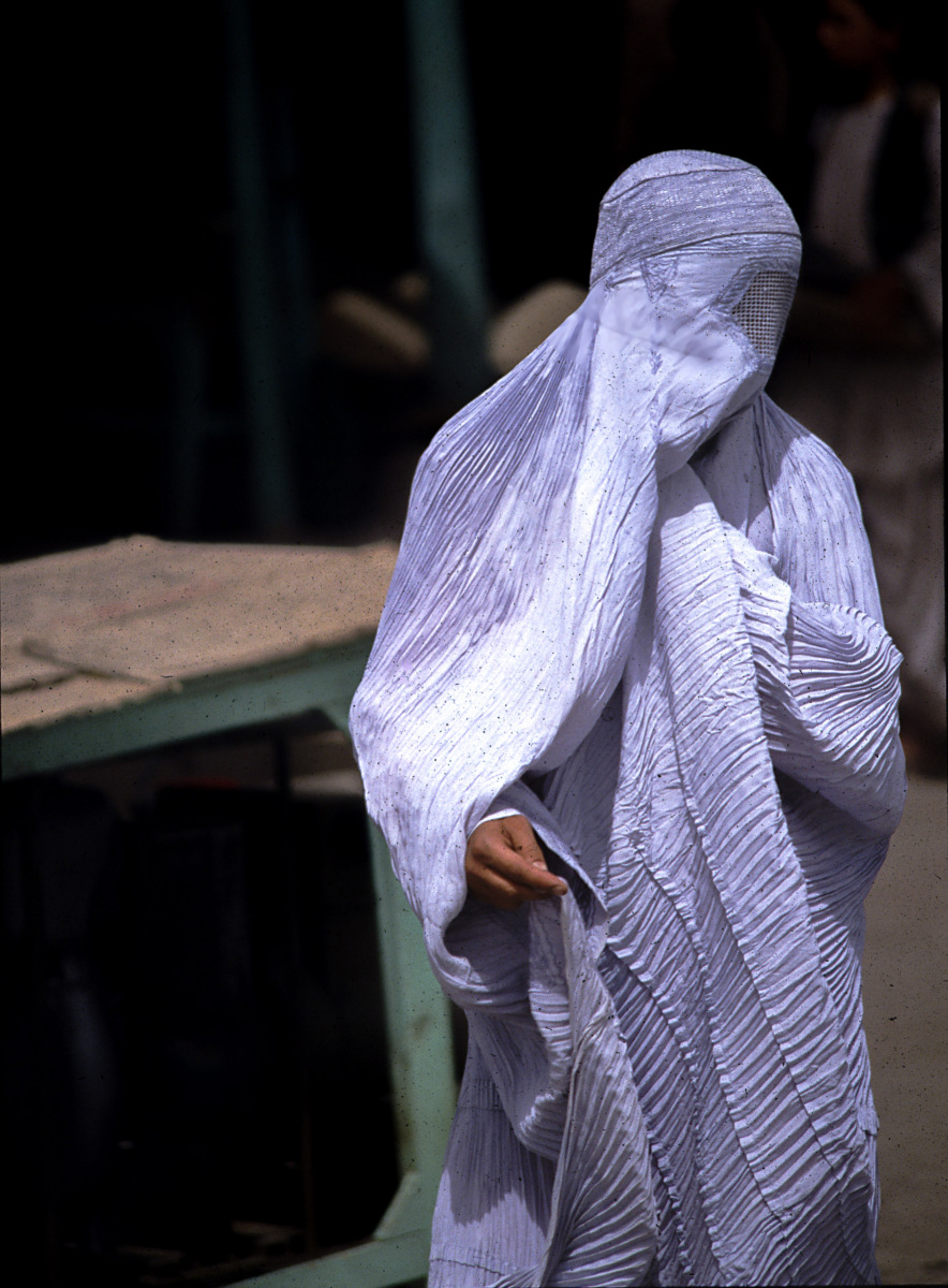 Die Burka soll angeblich Frauen vor den Männern schützen