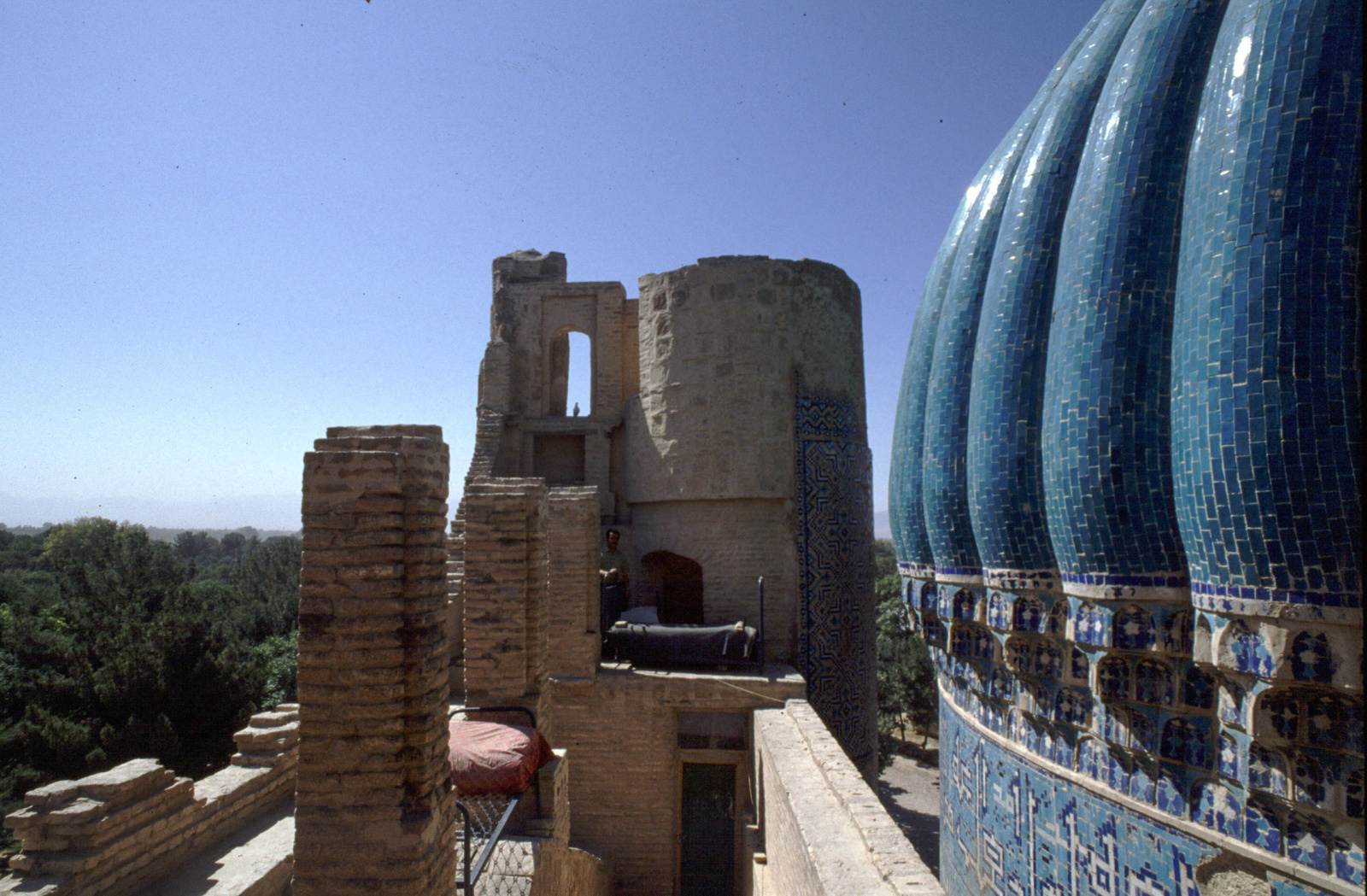 Blick auf die teil-zerstörte Blaue Moschee von Mazaar-e-Sharif