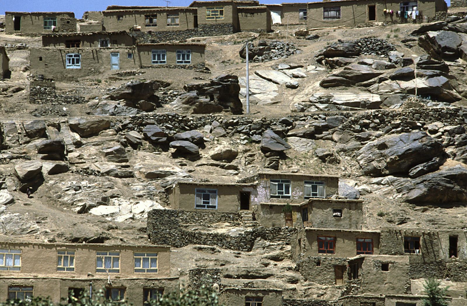 Steilste Hänge rund um Kabul  sind besiedelt.