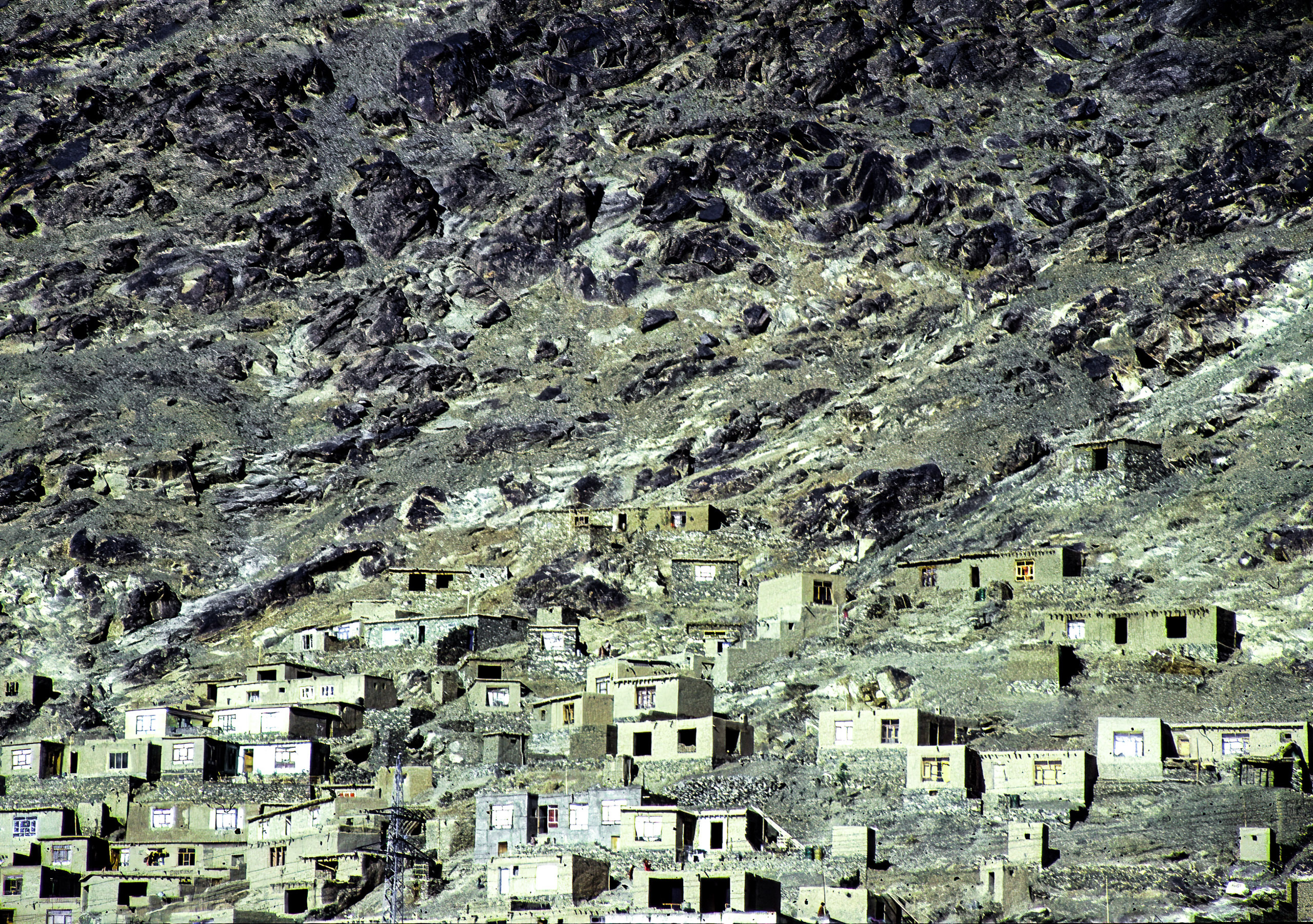 Kabul ist umgeben von Bergen, Die schützten die Stadt zwar, boten  aber den Mudschahedin ideale Deckung. Einzig die russischen Kampfhubschrauber konnten hier eingesetzt werden. Doch selbst diese "fliegenden Festungen" wurden abgeschossen. mit steilen Hängen.