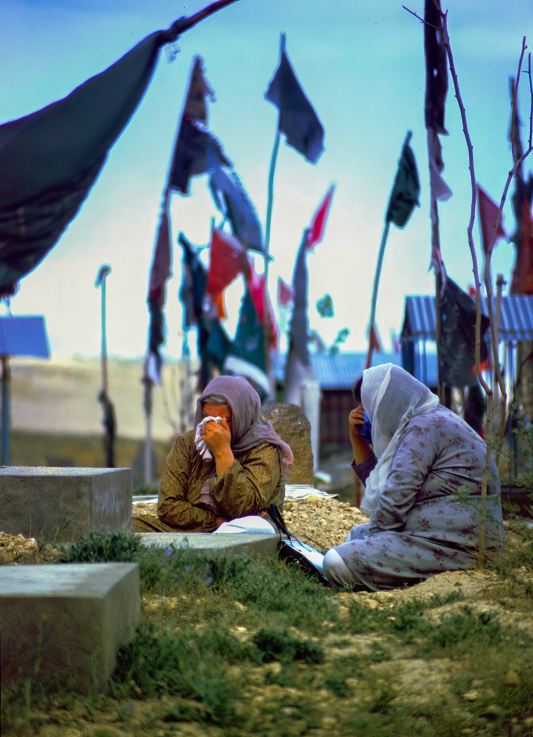 Zwei Mütter beweinen ihre Toten