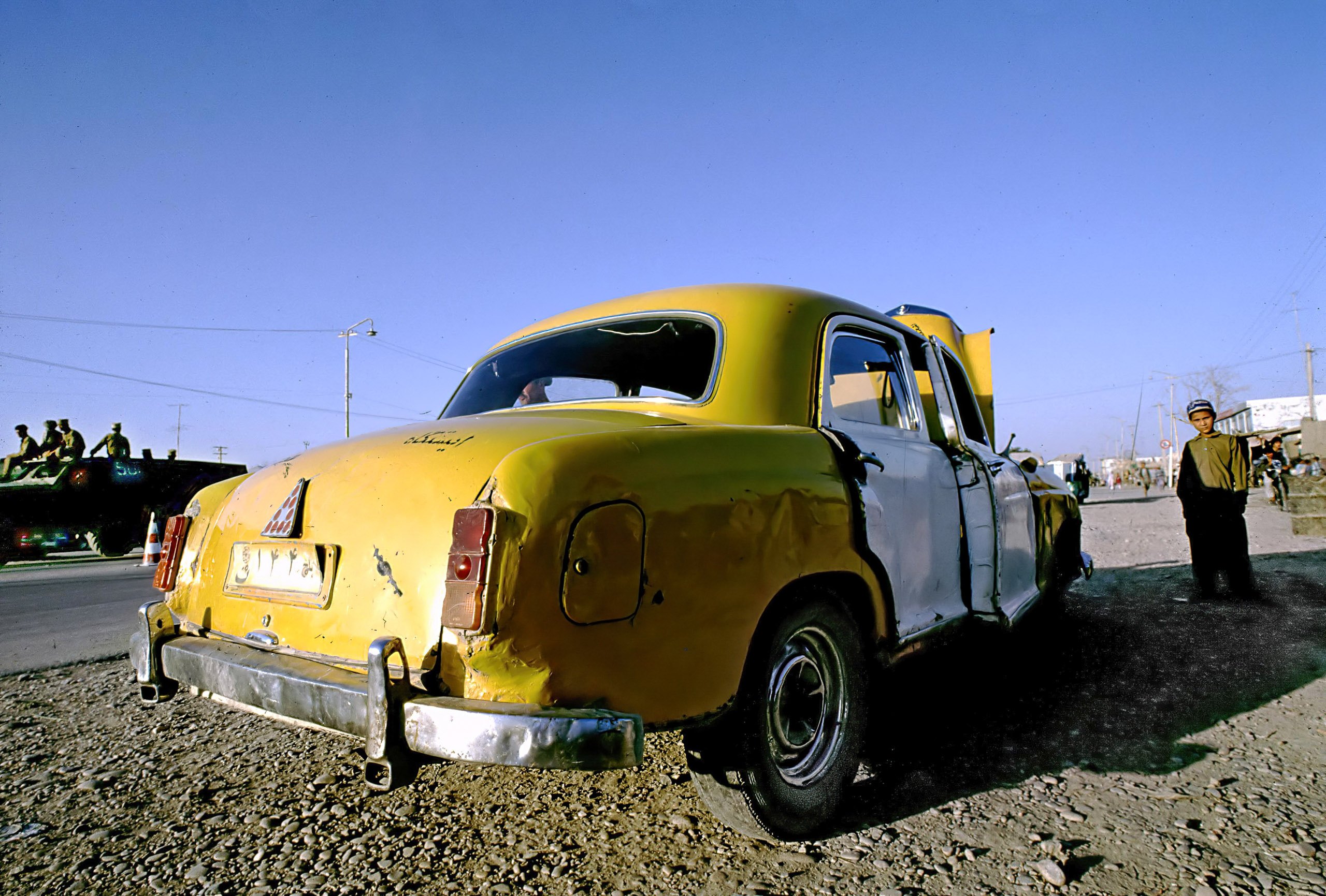 Die Russen kommen - Mannschaftswagen links, hinter dem lädierten gelben Taxi