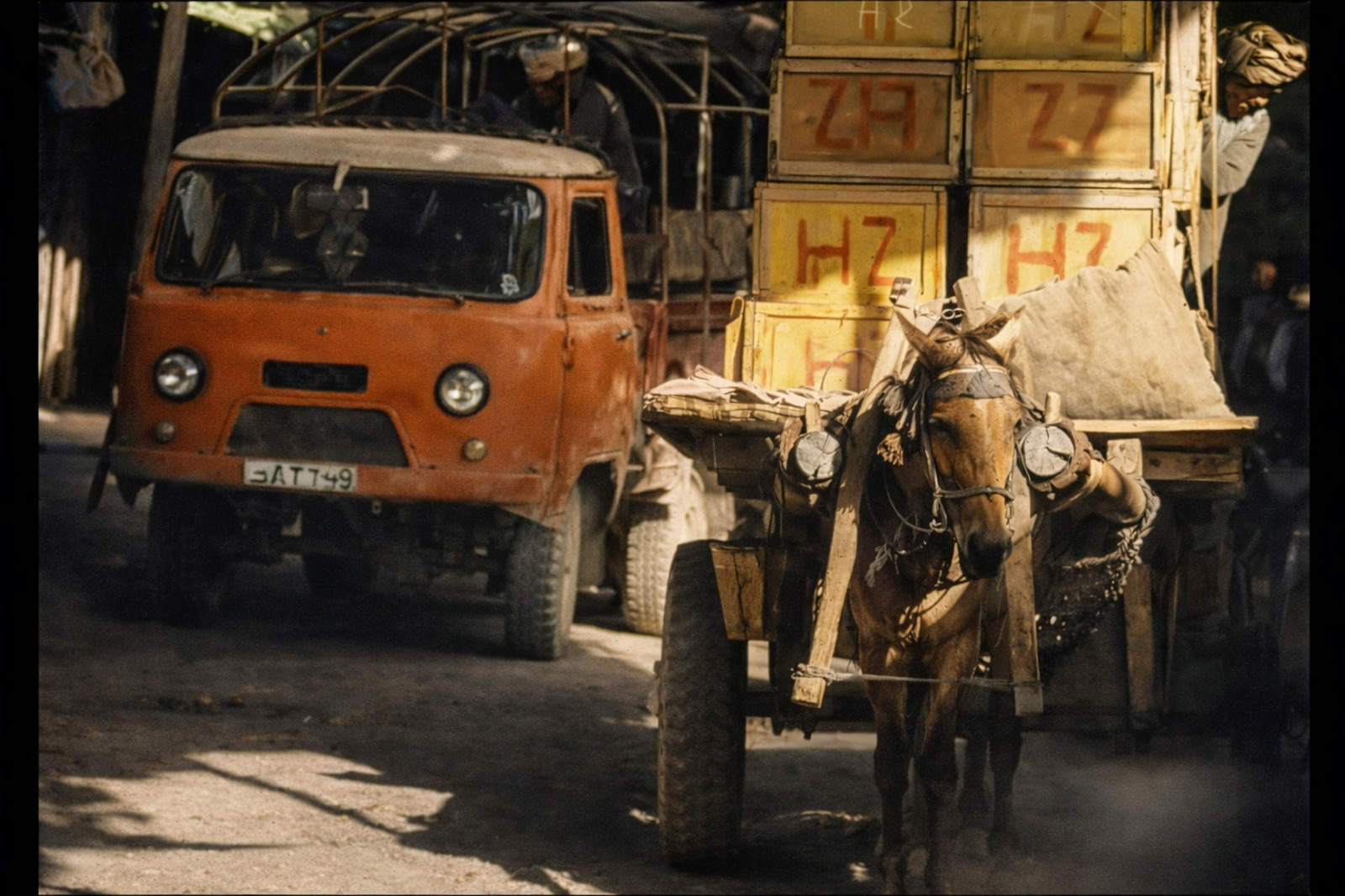 Das SW Bild der Garage von KI koloriert