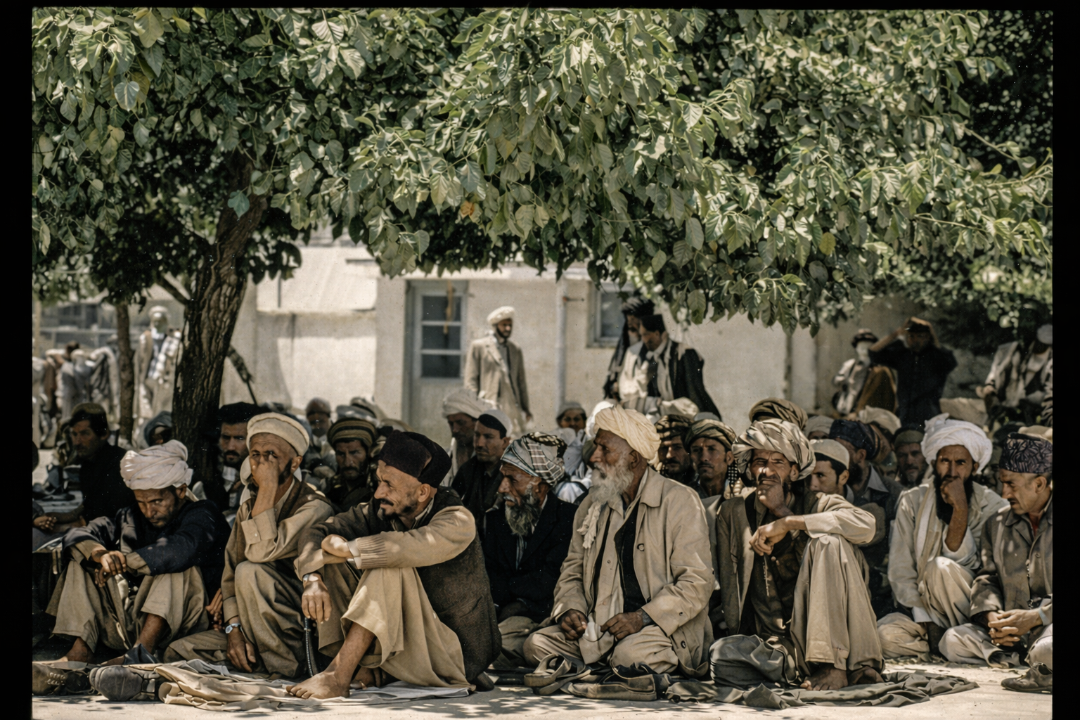 Männer bei einer örtlichen Jirga (Versammlung).