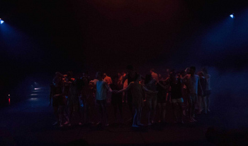 Fst völlige Dunkelheit in Stravinskys "Frühlingsopfer"