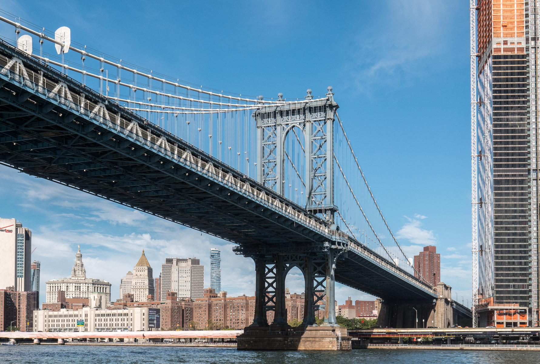 Die Manhatten Bridge                                                                                              Die Manhattan Bridge ist eine etwas modernere Hängebrücke, da sie im Jahre 1909 erbaut wurde. Sie war die letzte der drei Brücken über den Lower East River; die zweite war die Williamsburg Bridge. Von Manhattan aus kann man die Manhattan Bridge über Chinatown erreichen und die Auffahrt ist durch einen fantastischen Triumphbogen mit Kolonnaden gekennzeichnet. Auf der Brooklyn-Seite endet die Manhattan Bridge in der beliebten Gegend DUMBO, was eine Abkürzung für Down Under the Manhattan Bridge Overpass (dt. „Unter der Manhattan-Bridge-Überführung“) ist.Die Manhattan Bridge besitzt einen separaten Fußweg, sowie einen Radweg, was es einfach macht, über die Brücke zu laufen, oder zu radeln. Von hier aus hat man einen großartigen Ausblick auf die Brooklyn Bridge und die Skyline Manhattans