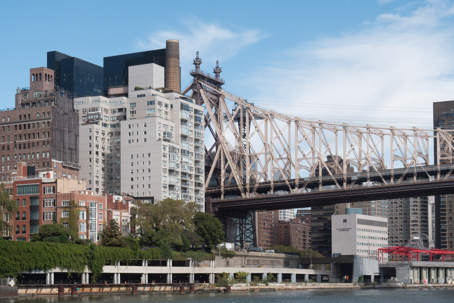 Die Queensboro Bridge                                                                                       ist die letzte Brücke auf dieser Liste, die den East River überspannt. Sie befindet sich weiter nördlich als die vorherigen drei Brücken und sie verbindet die Upper East Side Manhattans mit der Long Island City in Queens. Sie verläuft auch über die Roosevelt Island. Der offizielle Name der Brücke ist Ed Koch Queensboro Bridge, aber sie wird auch 59th Street Bridge genannt, aufgrund ihres Anfangspunkts auf der Manhattan Seite.Die Auslegerbrücke wurde 1909 erbaut und besitzt mehrere Fahrbahnen, einen Fußweg und einen Radweg. Außerdem gibt es eine Drahtseilbahn, die parallel zur Nordseite der Brücke verläuft und Passagiere von Manhattan zur Roosevelt Island bringt.