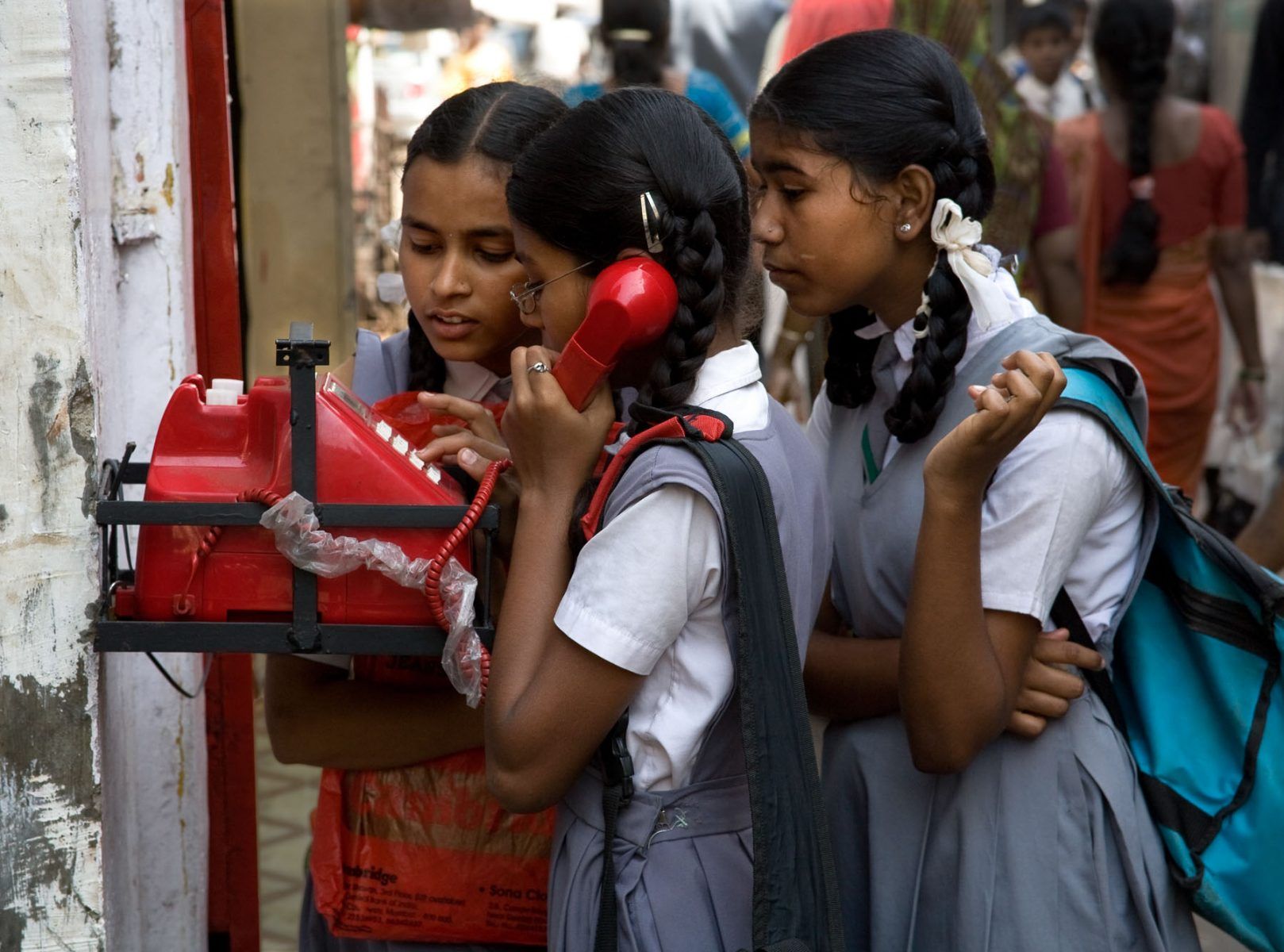 Eine glückliche Kindheit und eine gute Schulbildung gibt es eher für die ca 30 Prozent der Inder und Inderinnen in den Metropolen. Voraussetzung für ein glückliches Leben