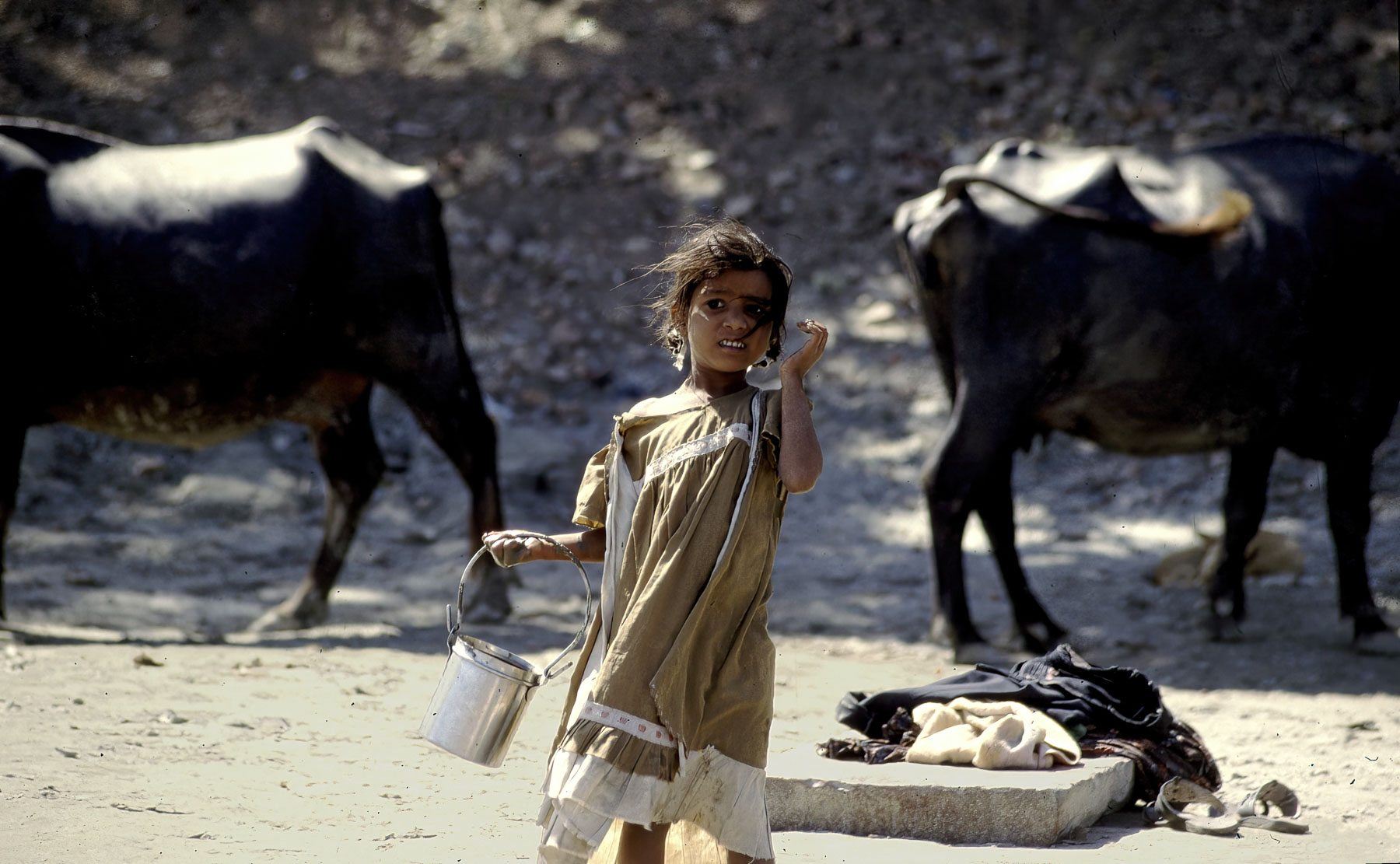 Auf dem Land - hier bei Vrindaban - sind Kinder, auch Mädchen, früh zur Mitarbeit gezwungen