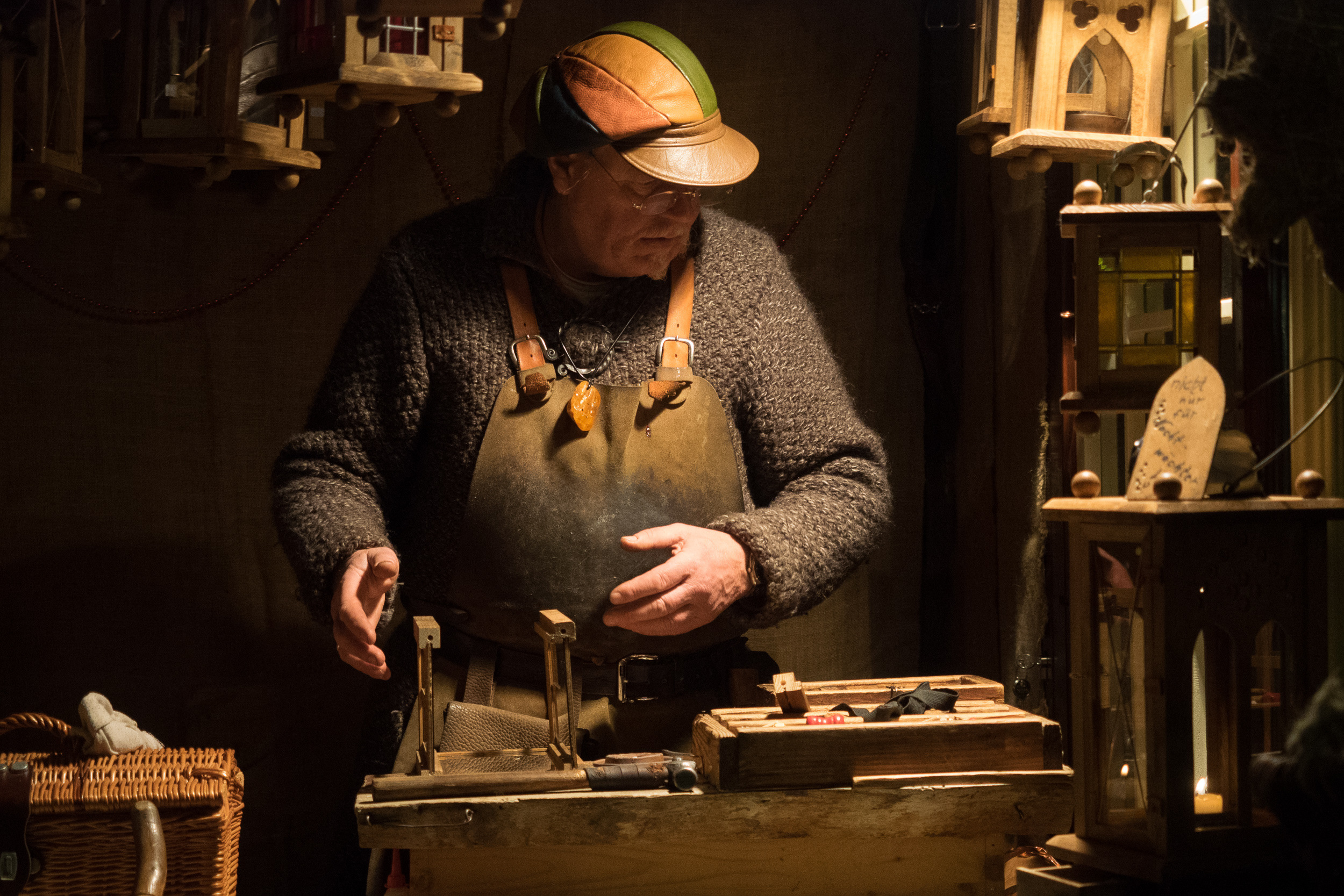 Kunsthandwerker arbeiten an Holzkrippen