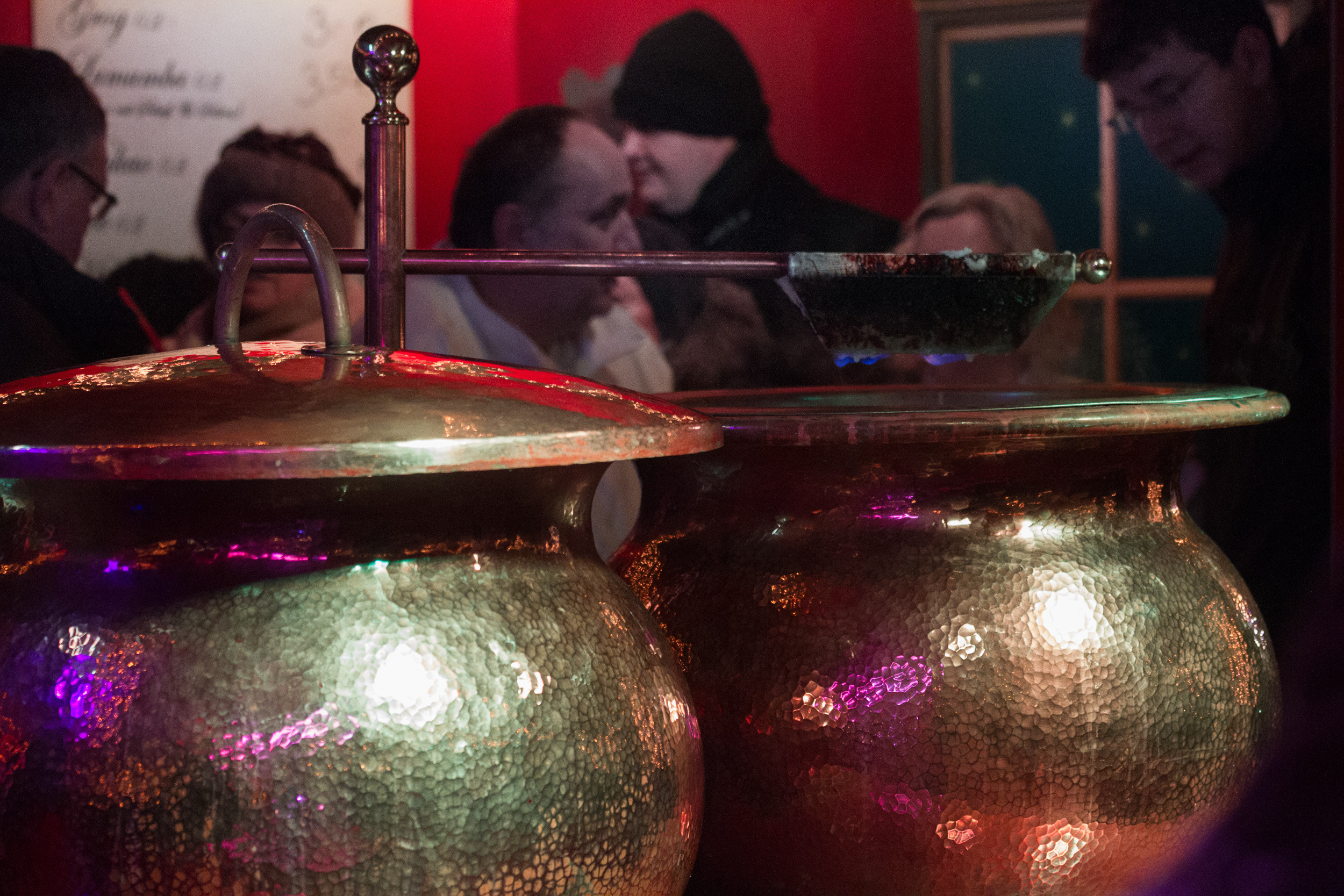 Riesige Glühweintöpfe am St. Pauli-Markt