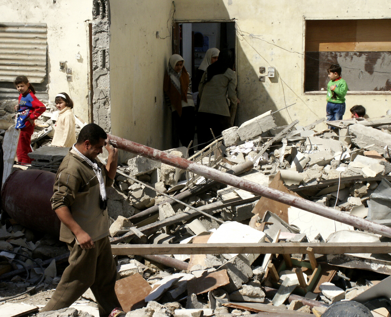 Dieses Haus wurde zerstört, weil die Armee ein benachbartes Haus sprengte, ohne die Bewohner dieses hauses zu warnen. die Detonation brachte Teile des Gebäudes zum Einsturz. Die junge Mutter von 6 Kindern starb