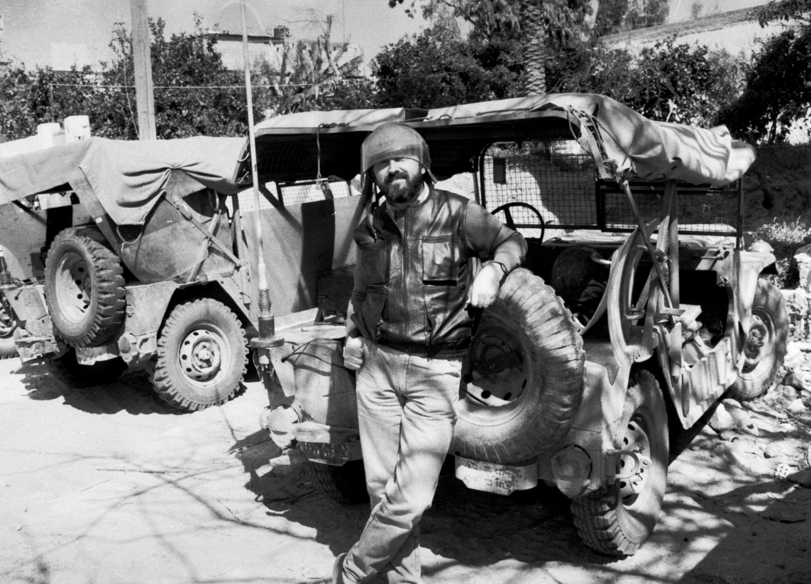 Um die Armee begleiten zu dürfen, musste ich einen helm aufsetzen.