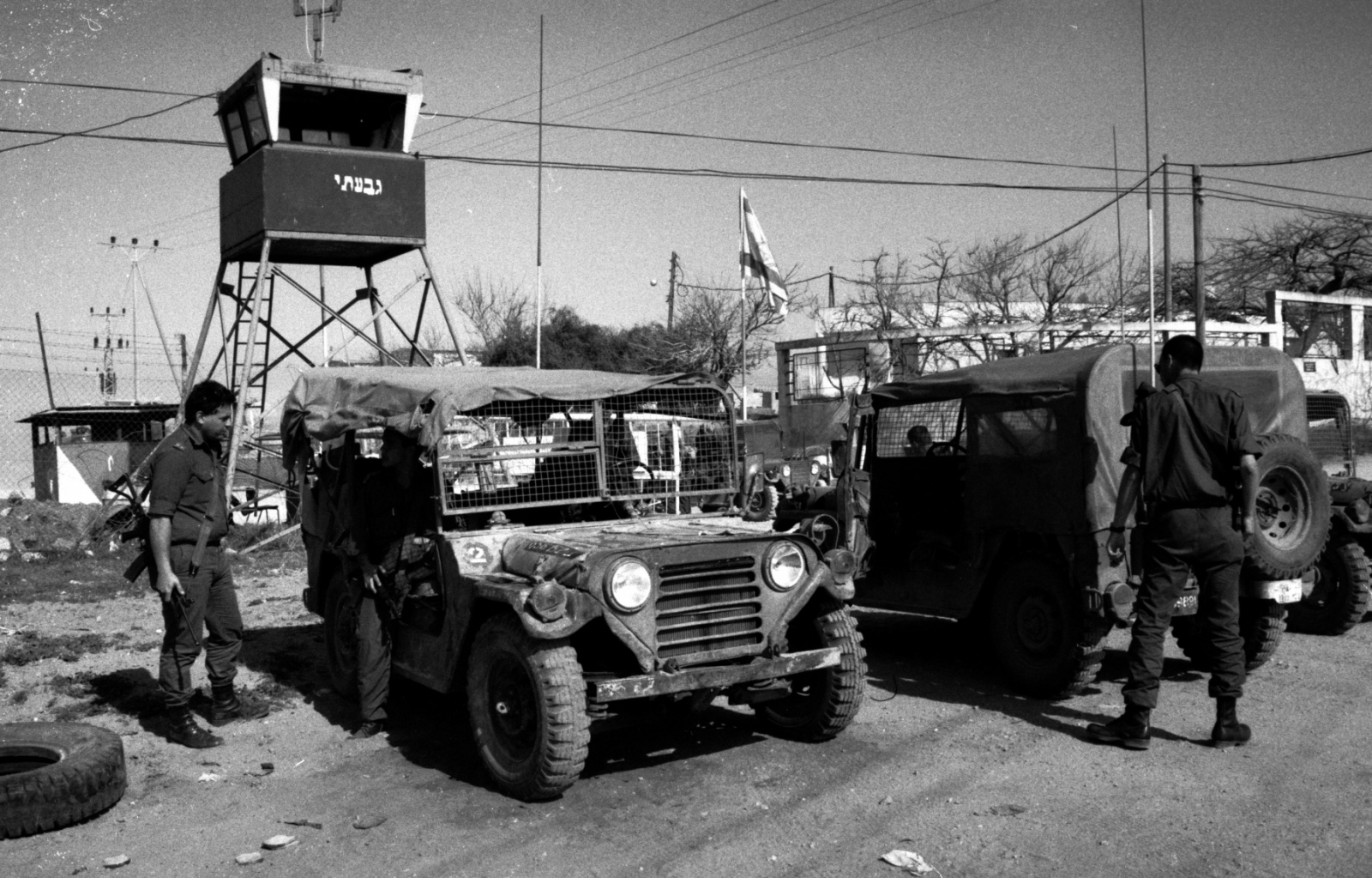 1989 - Gaza: Armee-Jeeps patroullieren überall