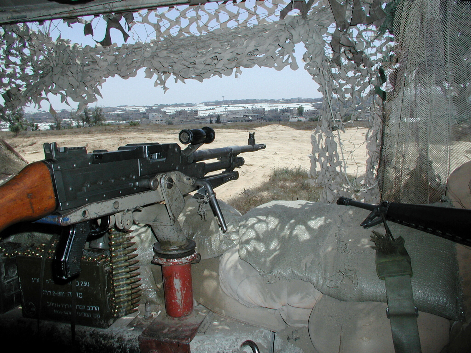 2003: Ein Armeeposten bei Rafah im Gazastreifen. Das Maschinengewehr ist auf die Siedlung gerichtet. Die 2. Intifada hat bis zu 4000 Palästinensern und mehr als 1000 Israelis das Leben gekostet