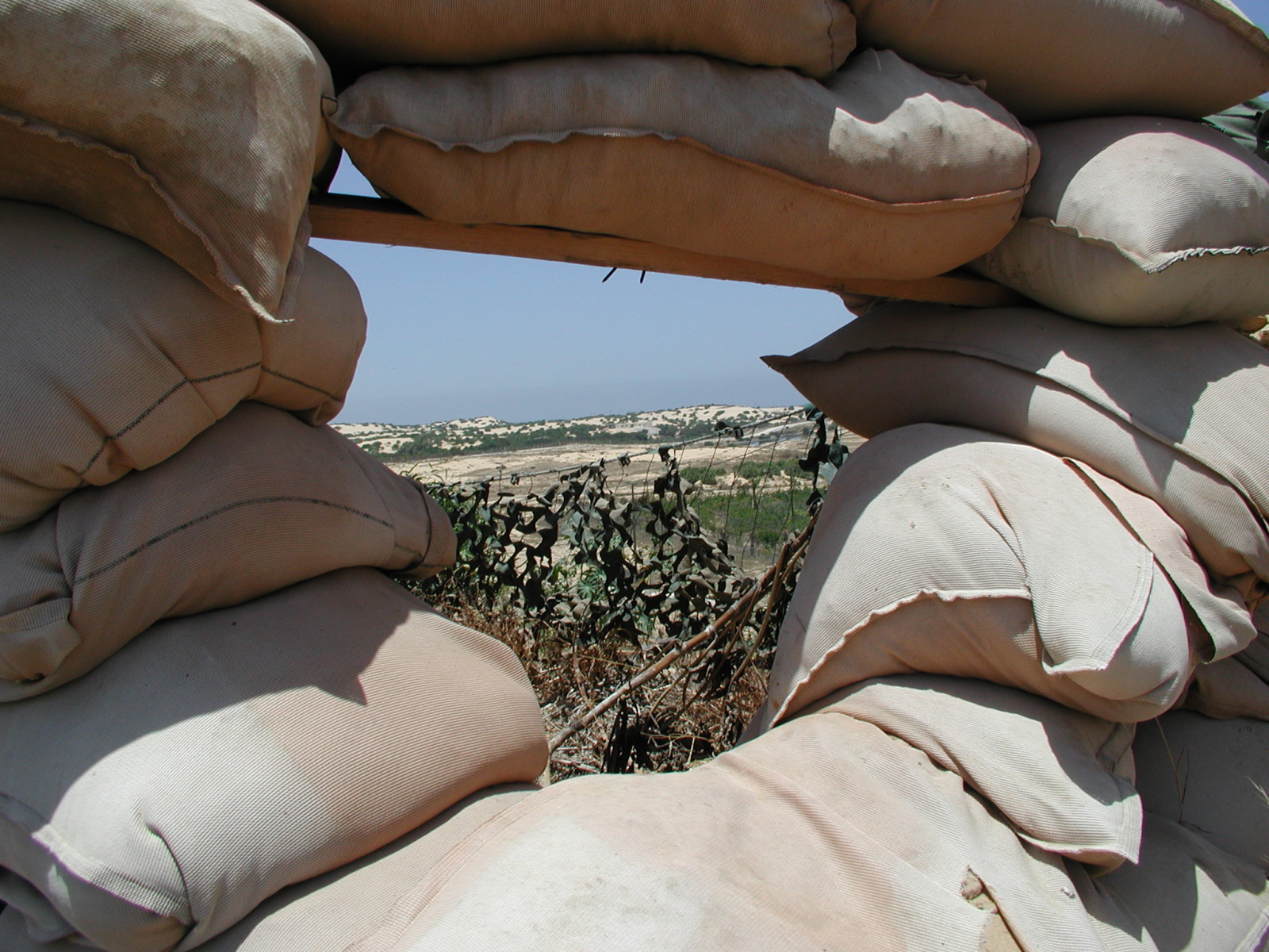 2003: Ein Armeeposten bei Rafah im Gazastreifen. Das Maschinengewehr ist auf die Siedlung gerichtet. Die 2. Intifada hat bis zu 4000 Palästinensern und mehr als 1000 Israelis das Leben gekostet
