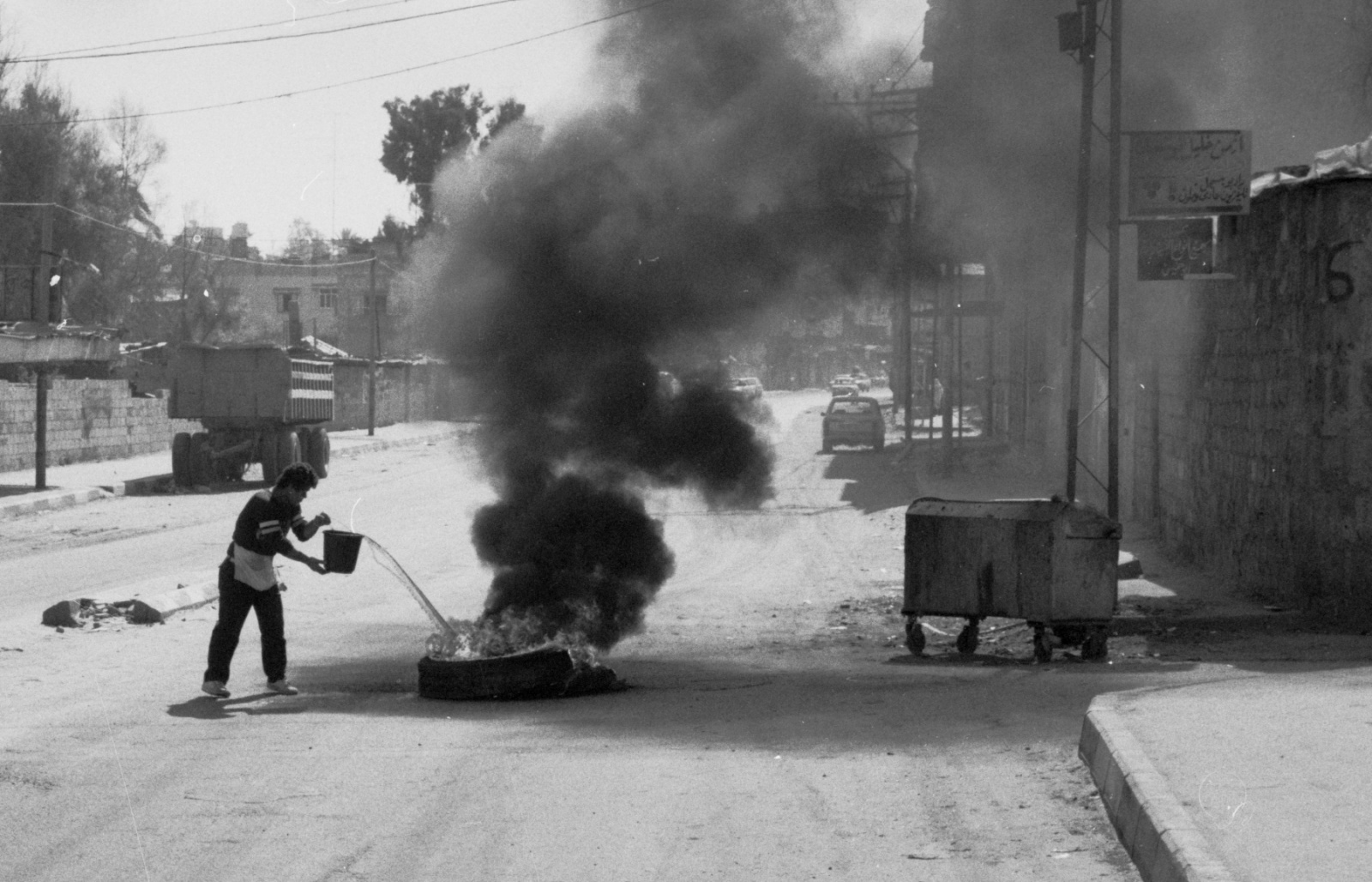 1989 - Brennende Reifen wurden zum Symbol der 1. Intifada von 1987 bis in die frühen 1990er Jahre