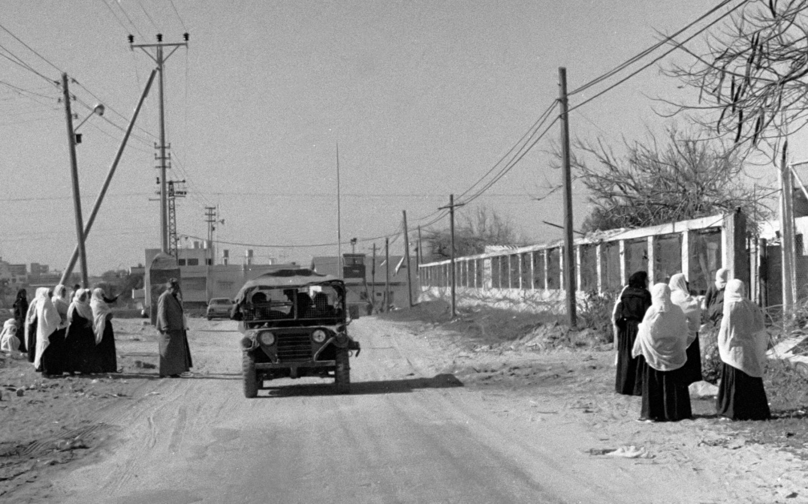 1989 Frauen-und-ein-Jeep. Die allermeisten Israelis außerhalb der besetzten gebiete bekommen nichts mit von der verhältnissen im Gazastreifen und dem Westjordanland