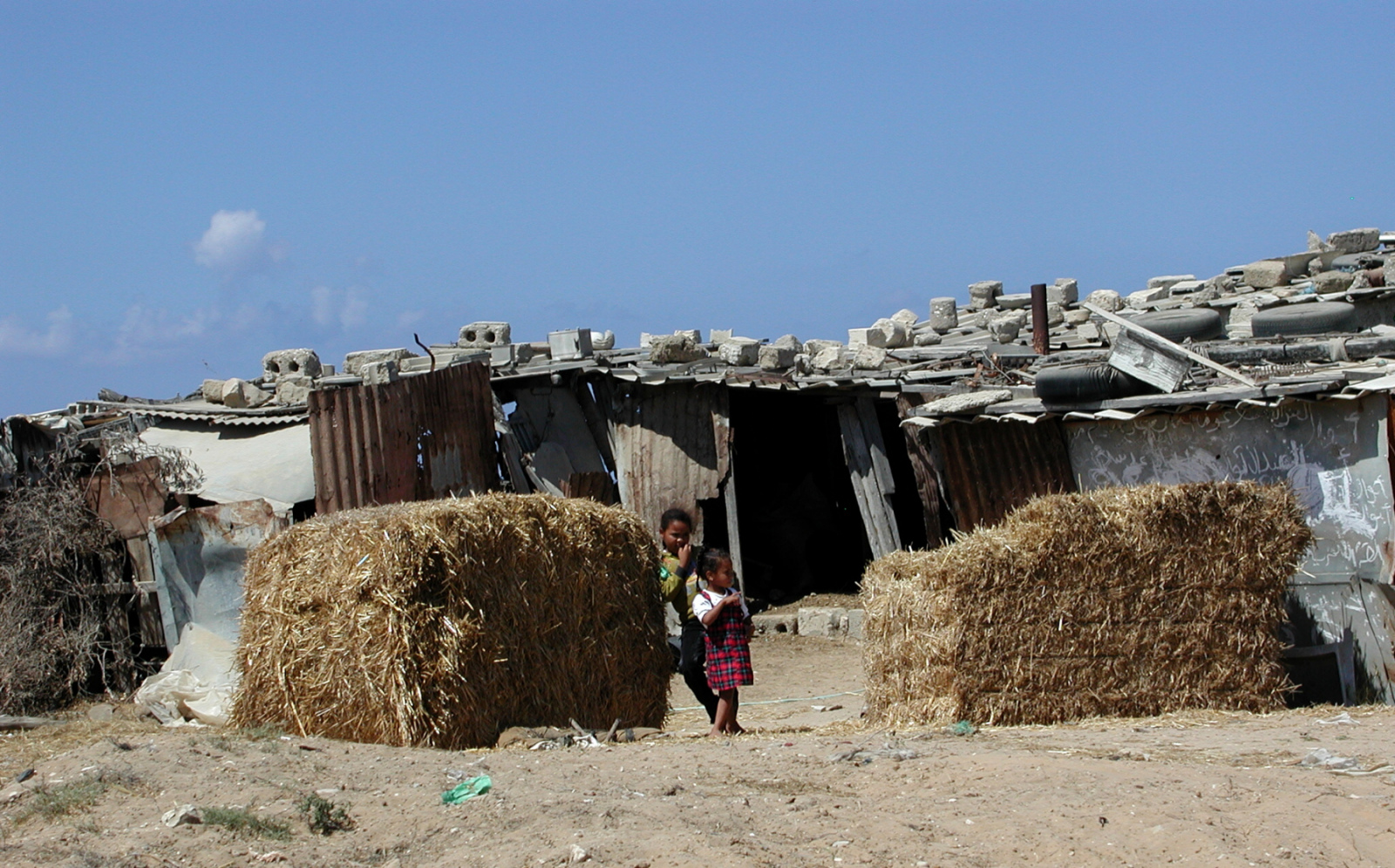 Menschen überall, da die Lager aus allen Nähten platzen