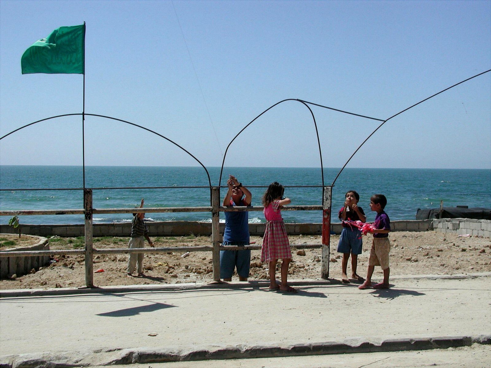 2003 Kinder des Lagers Schathi lassen Drachen steigen