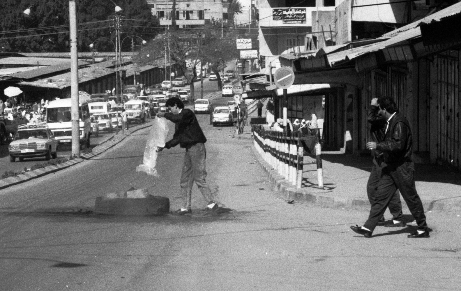 Gaza 1989: Ein Mann zuendet einen Reifen an