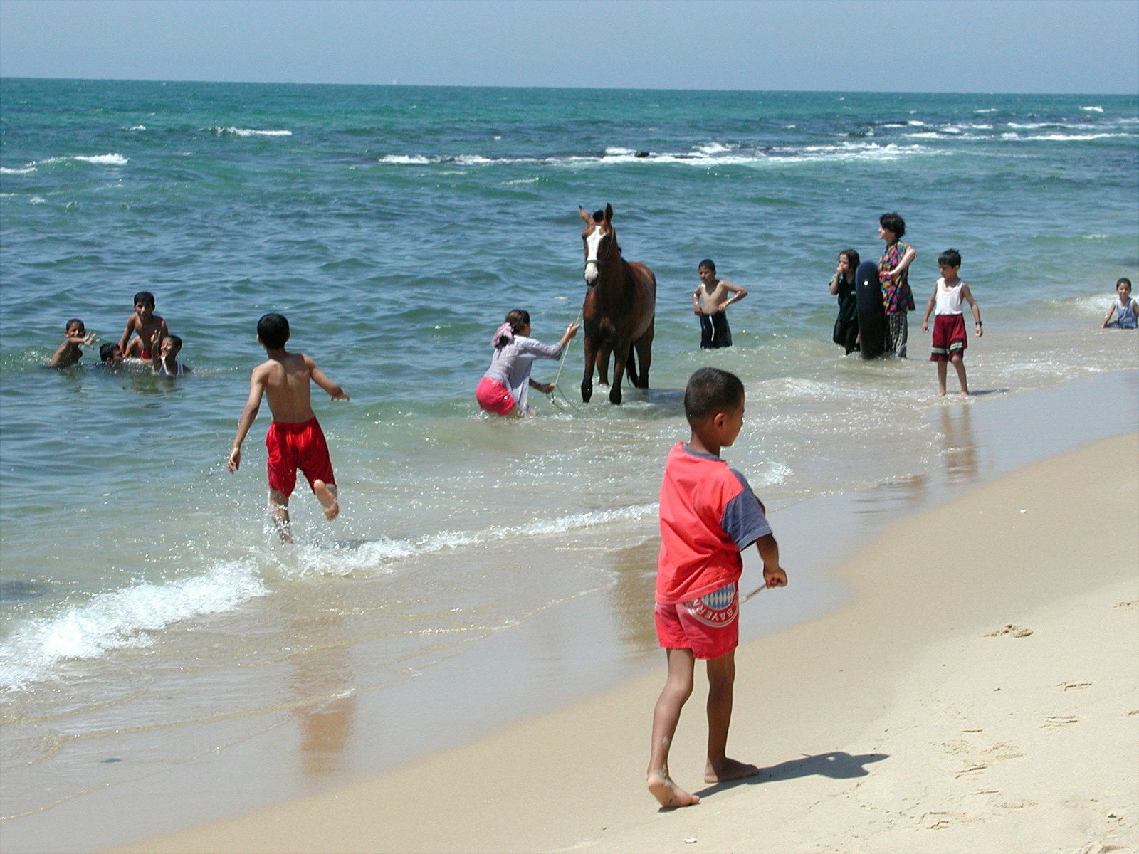 Schathi- Nach Monaten der Gewalt spielen am Strand