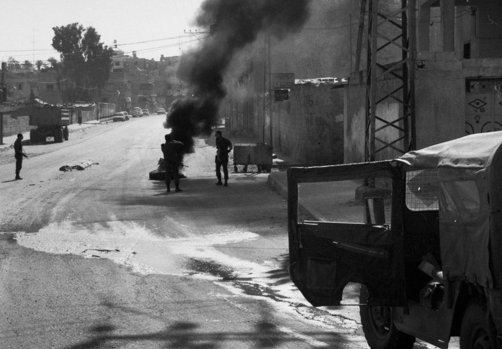 Gaza-Soldaten-und-Jeep-bei-brennendem-Reifen