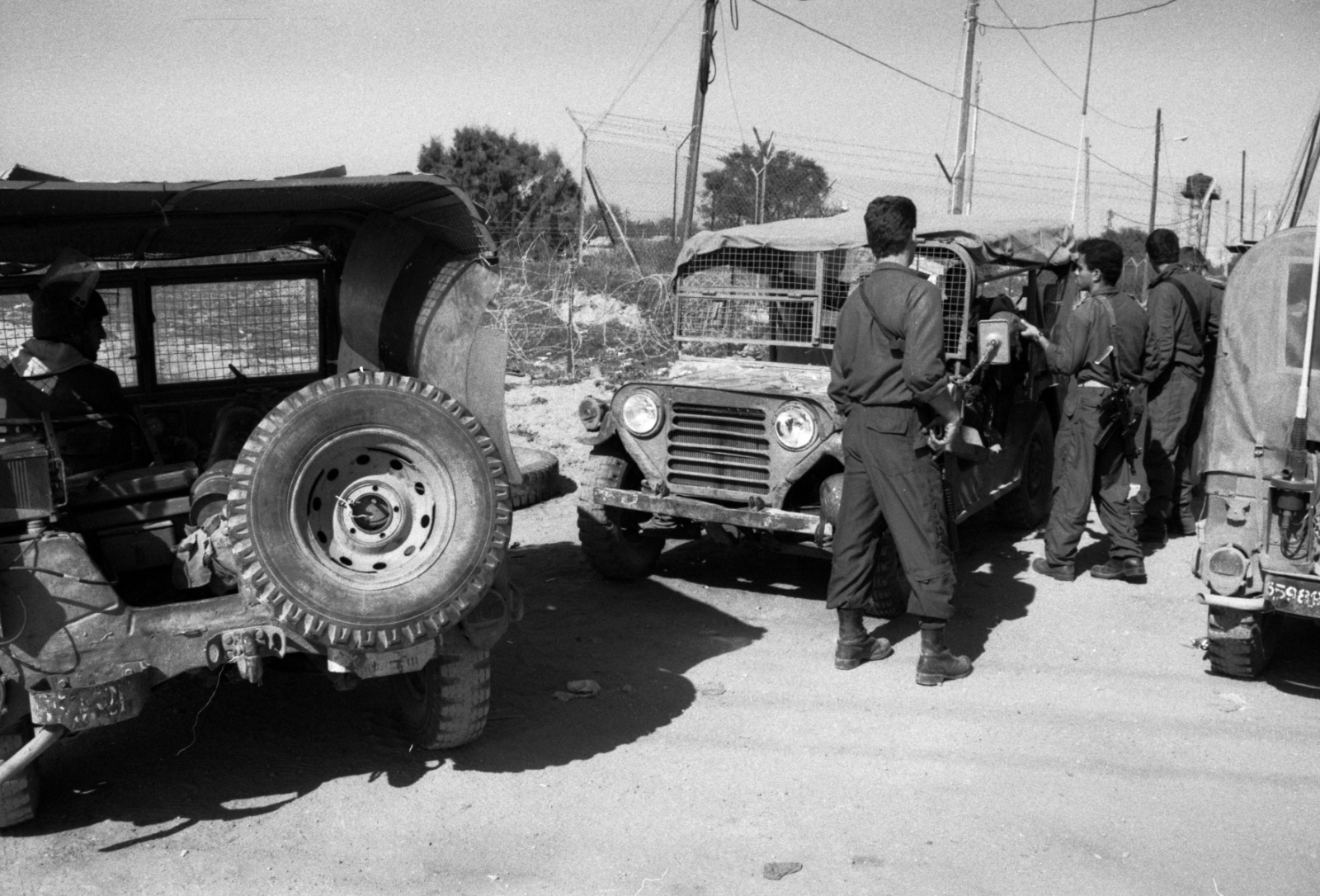 Gaza 1989 - Israels Jeeps werden durch Gitter vor den Frontscheiben geschützt