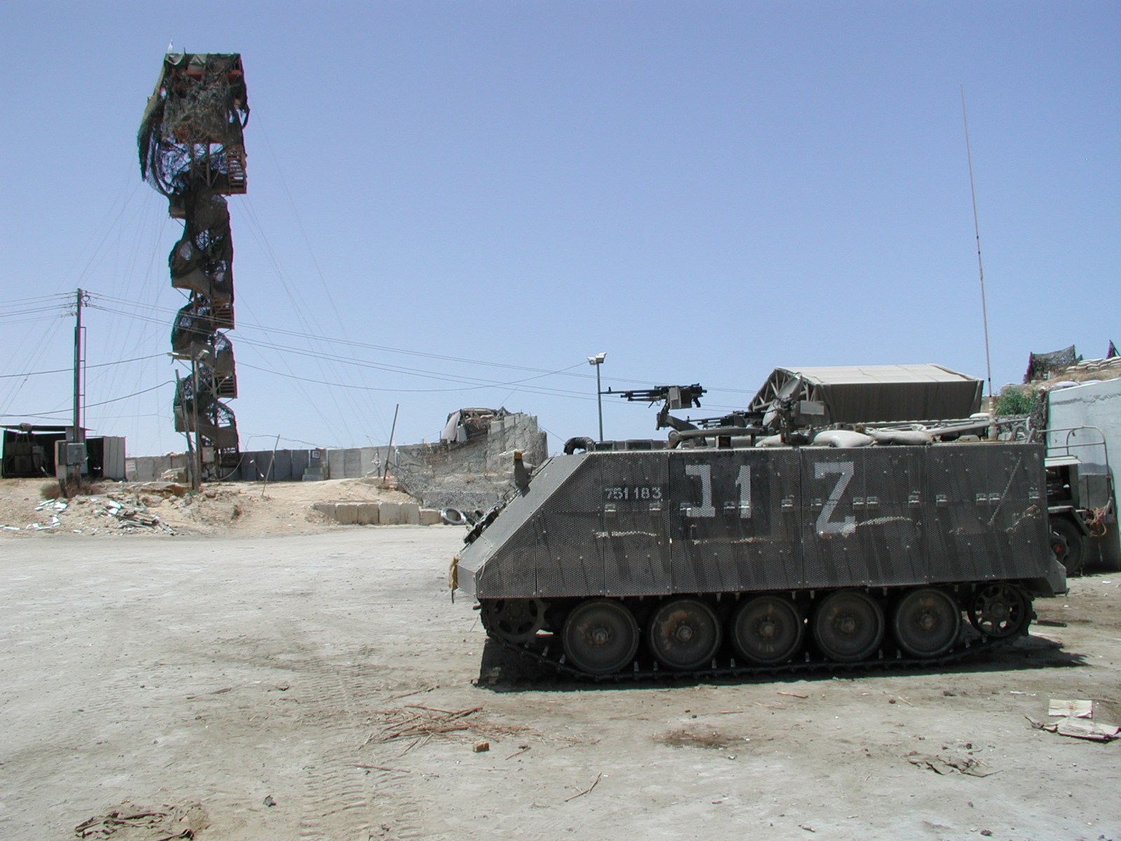 Der Gaza-Vorposten Israels bei-Rafah. Israels Armee ist schwer bewaffnet