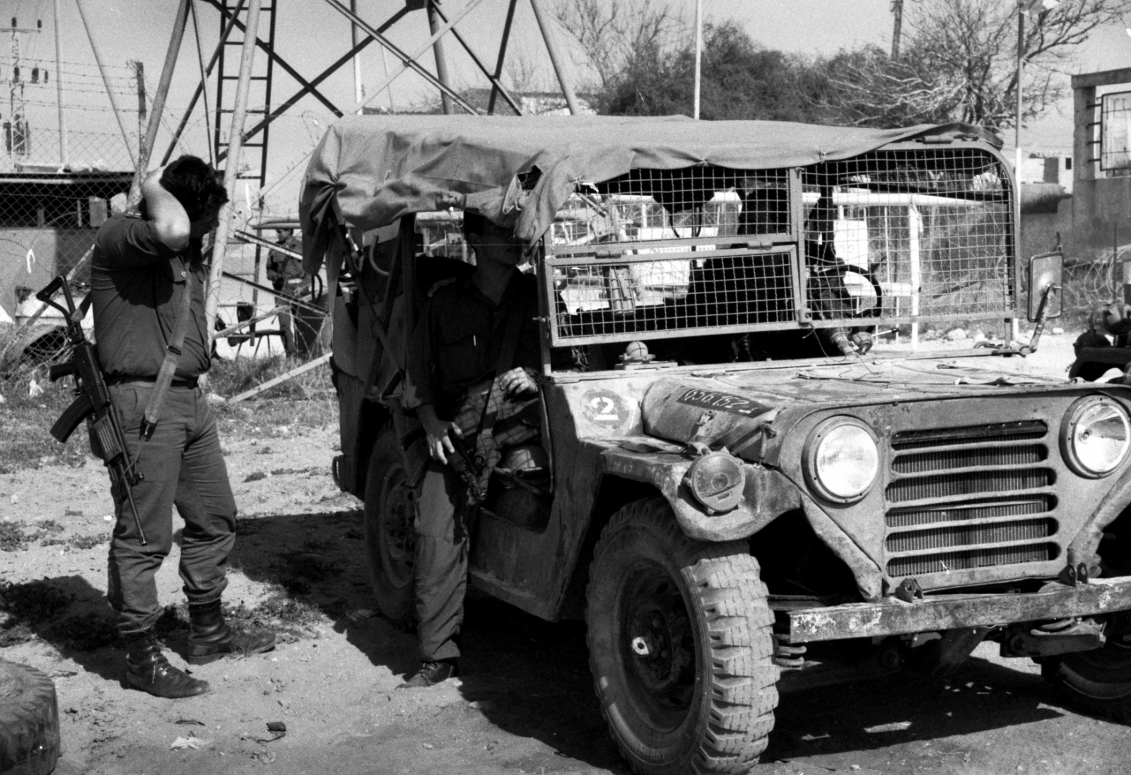 1989 Gaza: ein israelischer Soldat zieht sich eine "Tarnkappe" an.  Offensichtlich will er vom palästinensicschen feind nicht erkannt werden