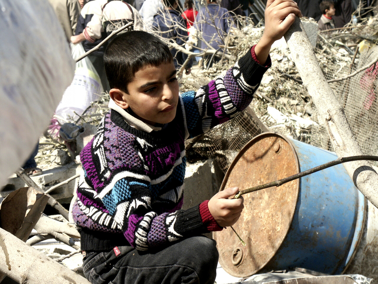 Gedanken-verloren-Palaestinenserjunge-auf-Truemmern