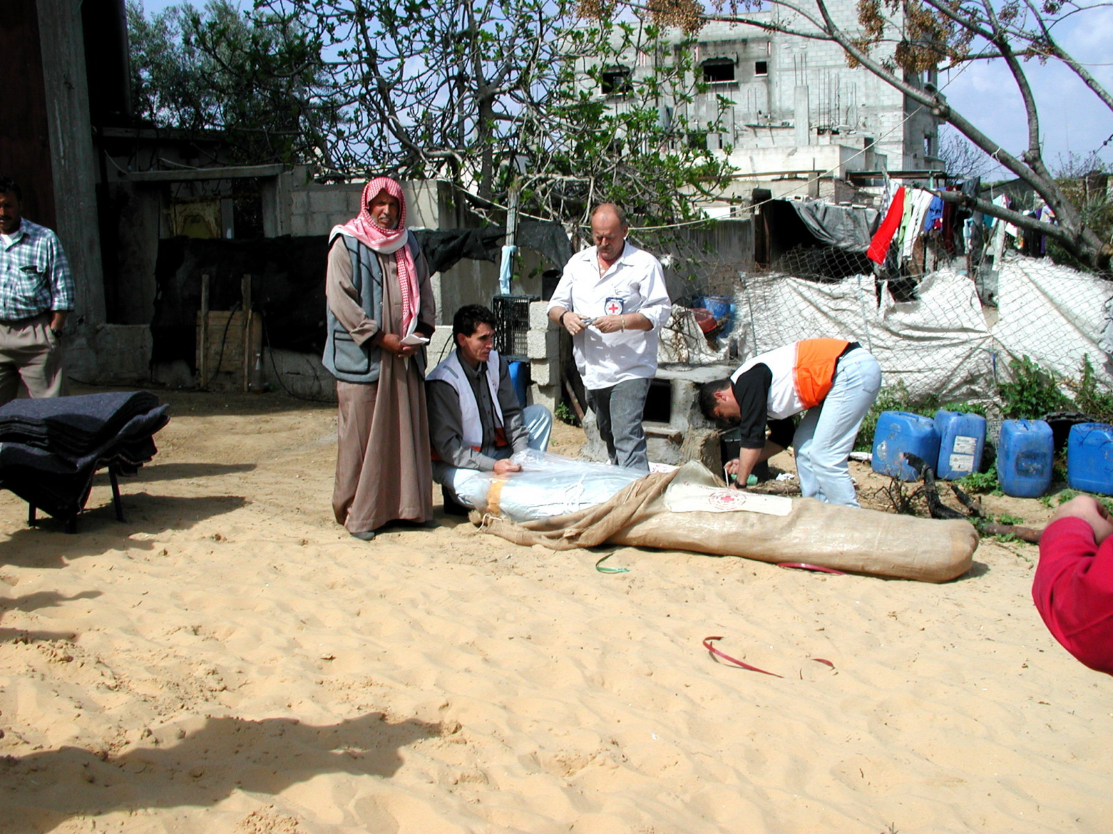2003 - Hussein Sawara (links) vor seinem kuenftigen Zelt