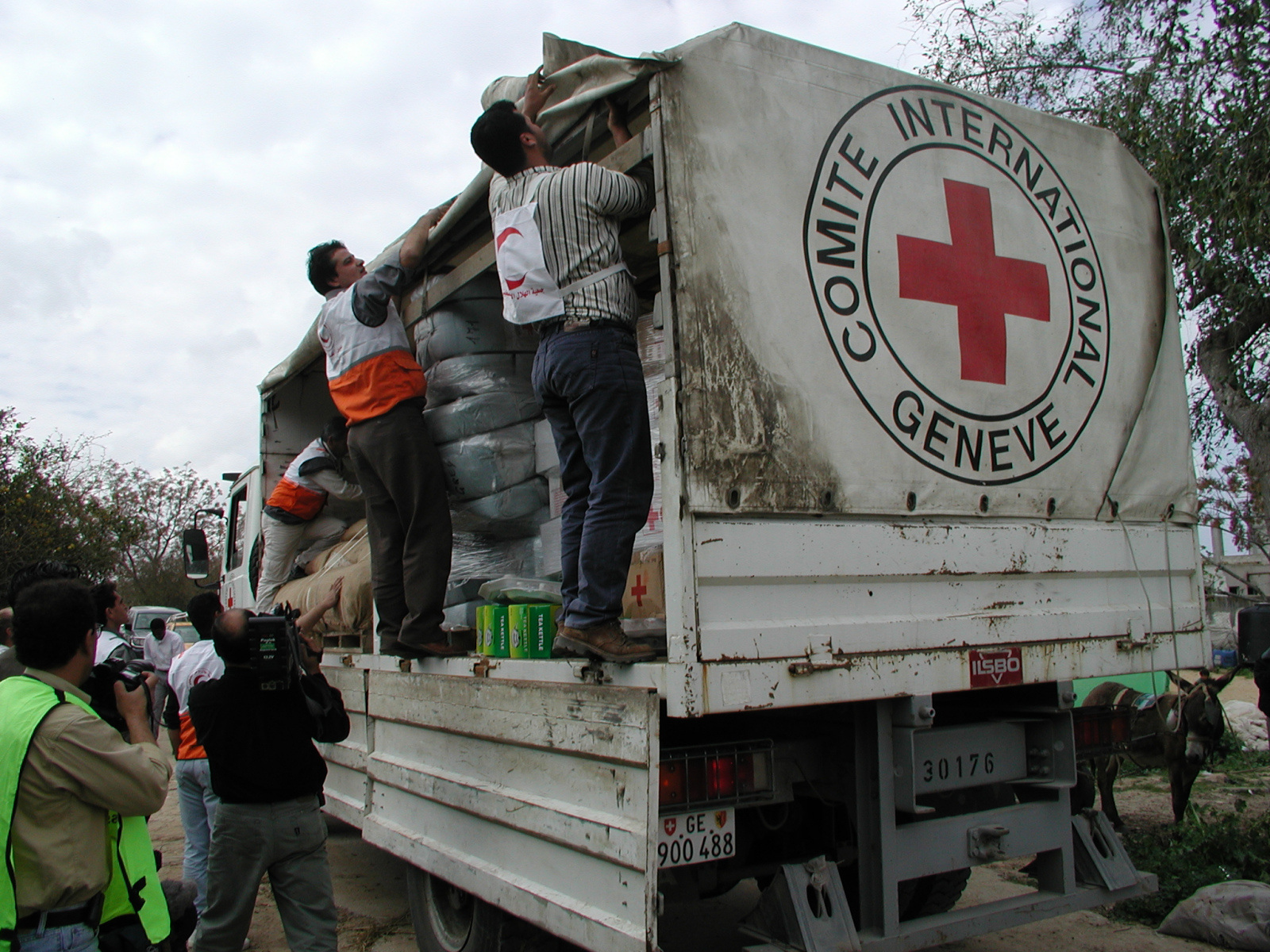 2003 - Das IKRK bringt Hilfsgüter und Wohnzelte auf das kleine, ländliche gebiet, um ein Zelt für einen Palästinenser zu bauen, dessen haus zerstört wurdeenser-im-Gazas