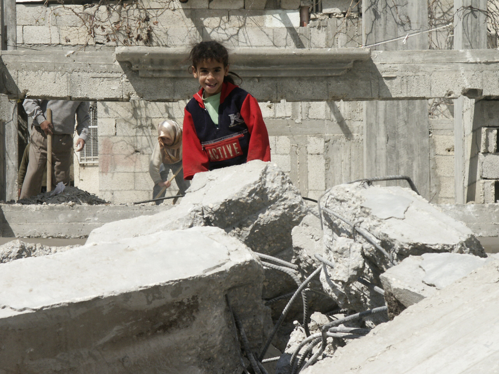 Maedchen auf den truemmern