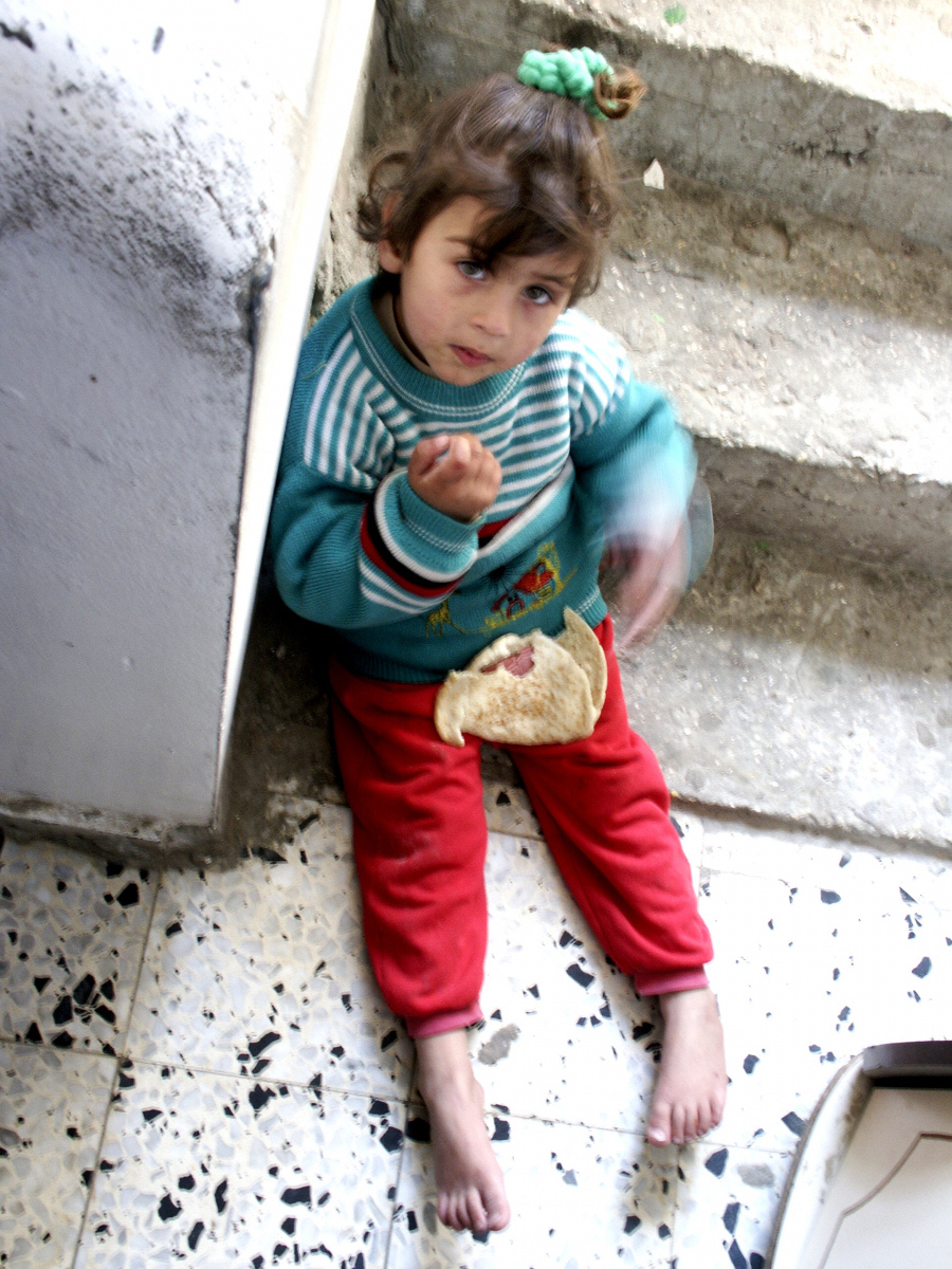 Die Dreijährige wurde bei der Detonation leicht verletzt, steht aber unter Schock. Sie weiß noch nichts vom Tod der Mutter