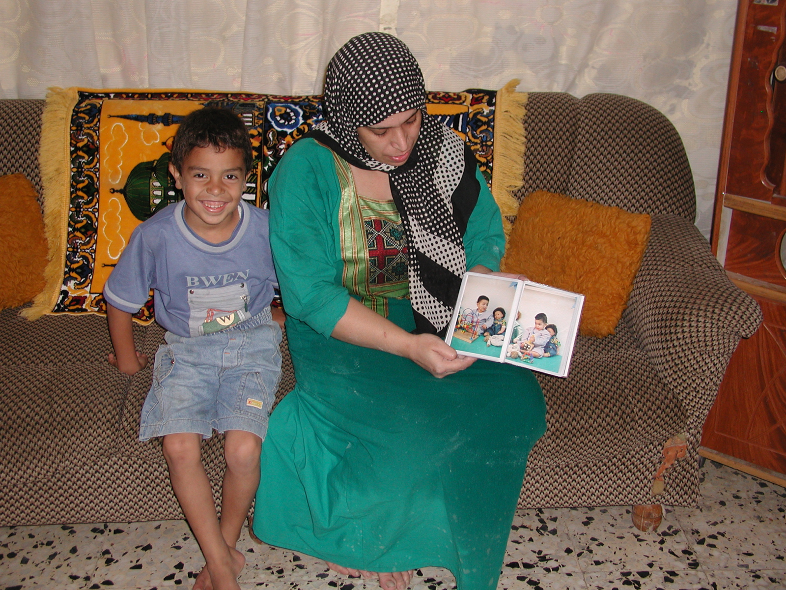 Die junge Frau, Suher Suerki, zeigt-Bilder ihrer kranken Tochter, die im Westjordanland im Krankenhaus liegt. Die Armee will ihr keine Reiseerlaubnis geben