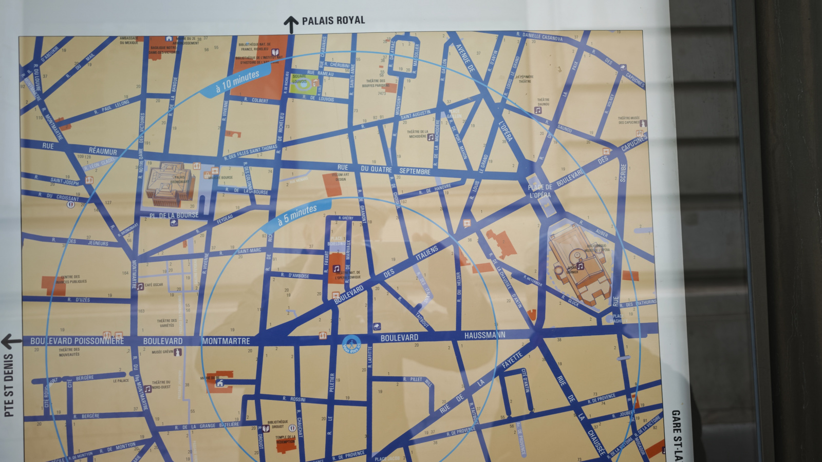Paris hat sehr viele Übersichtskarten für Touristen aufgestellt, mit denen man sich sehr gut orientieren kann