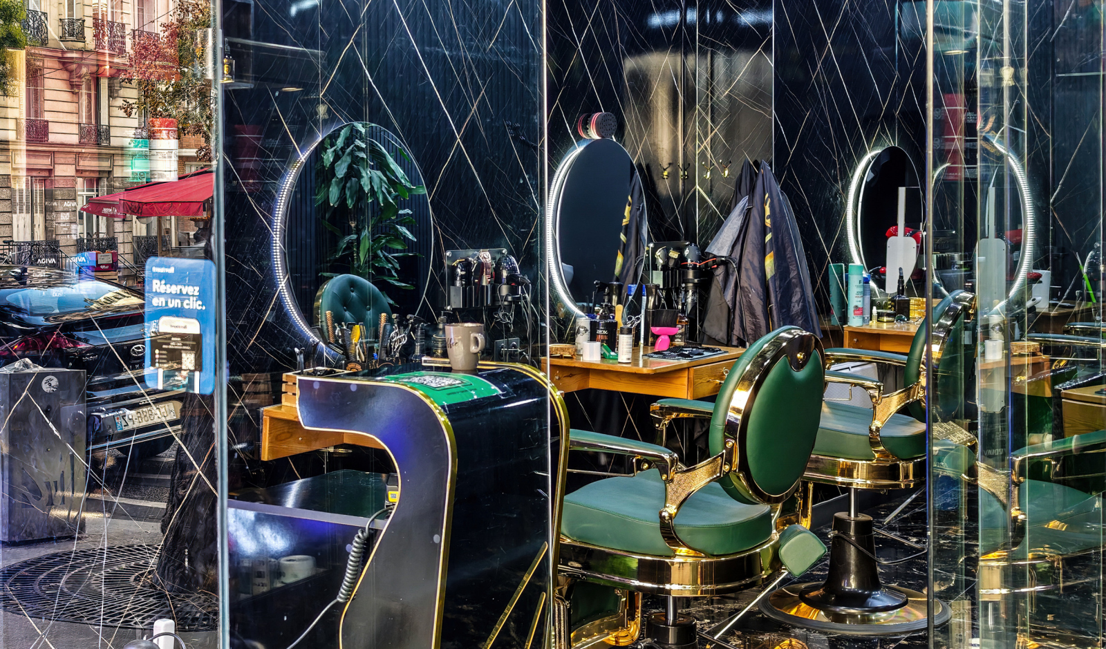 Ein orientalischer Barbier. Schöne Farben und Spiegelungen
