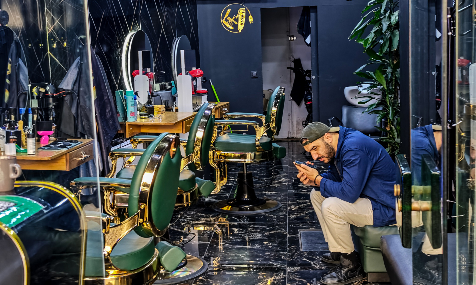 Ein orientalischer Barbier. Schöne Farben und Spiegelungen
