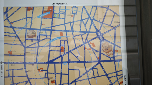 Paris hat sehr viele Übersichtskarten für Touristen aufgestellt, mit denen man sich sehr gut orientieren kann