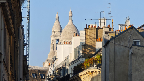 Da Sacre Coeur auf dem "Berg der Märtyrer" steht, sind die Türme der Basilika auch von weit her zu sehen. Montmartre ist mit 130 Metern der höchste Punkt von Paris