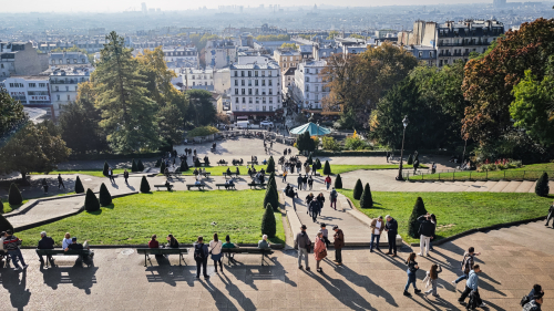 Blick auf die Parkanlage unterhalb der Kirche und über Paris