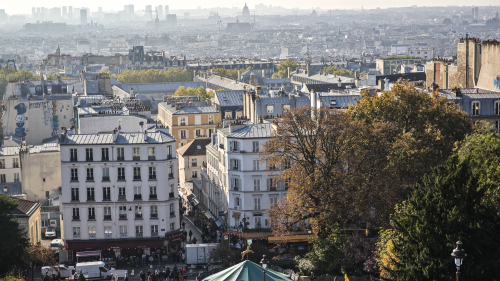 Blick auf das Viertel Montmartre und Paris im Morgendunst