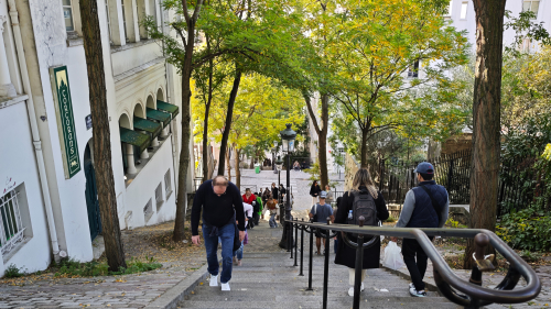 Die Treppen gewähren einen wunderschönen Blick über das Künstlerviertel, sind aber nichts für Fuß- und Gelenk-Kranke