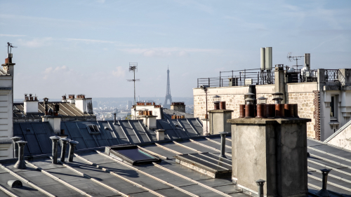 Ein Blick über die Dächer von Montmartre auf den Eiffelturm