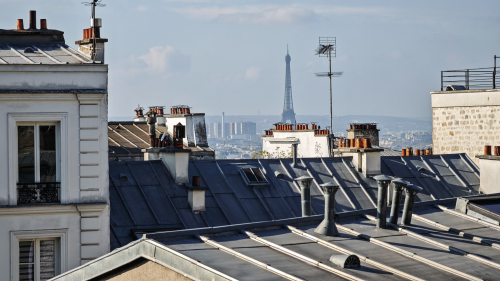 Ein Blick über die Dächer von Montmartre auf den Eiffelturm