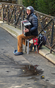 Er spielte traditionelle Musette-Walzer, und seine Mütze war gut gefüllt