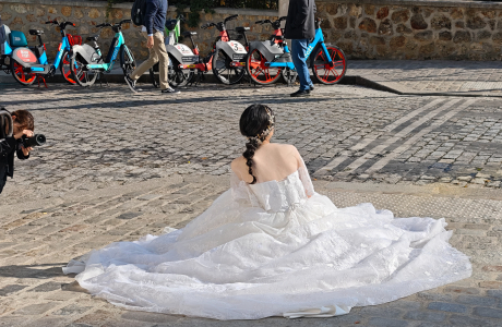 Hochzeits-Shooting vor der Trauung in Sacre Coeur. Dafür flogen sie extra aus Asien nach Paris. Ob sie hält, die Ehe??