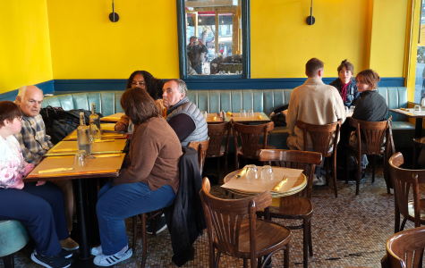 Kleines Lokal mit französischen Gästen